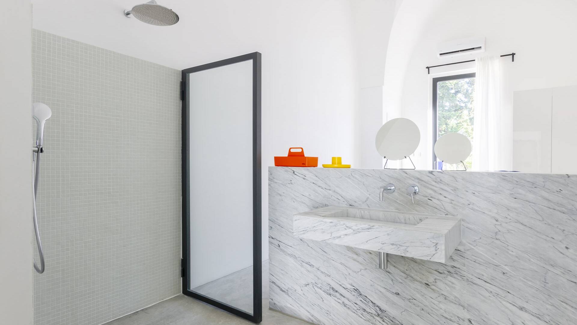 modern en suite shower and lavabo