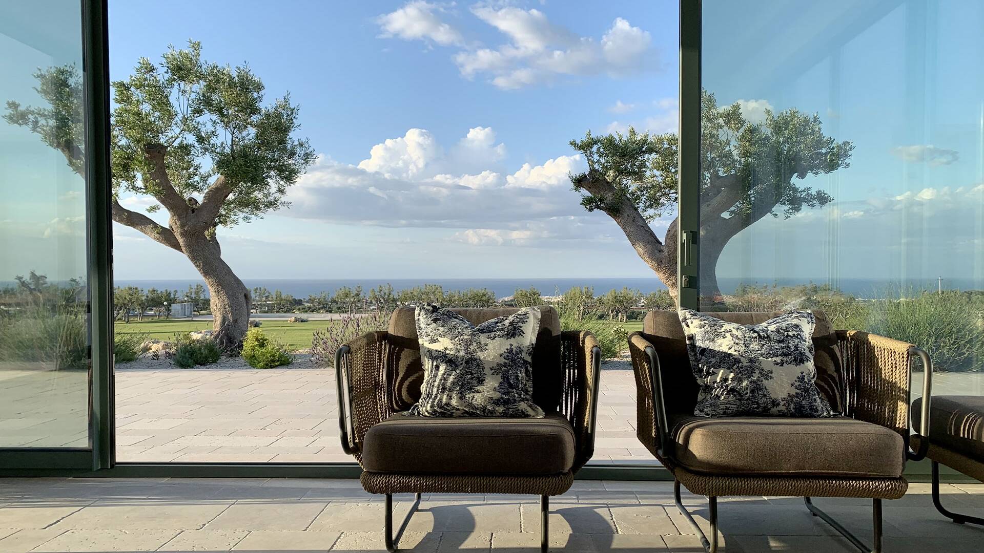 sitting area, French windows