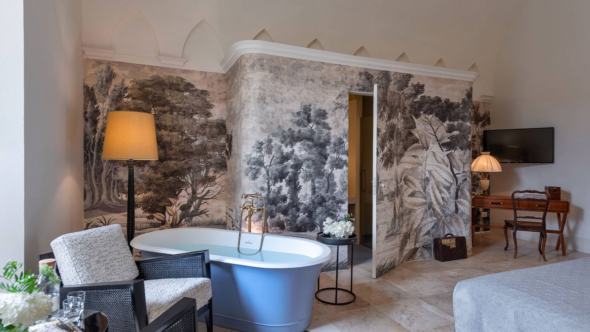 suite coloniale, en suite bath tub