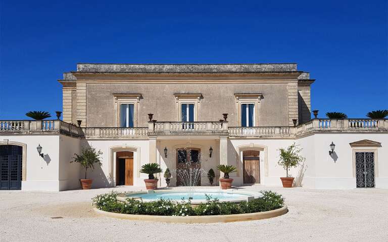 outdoor entrance with fountain