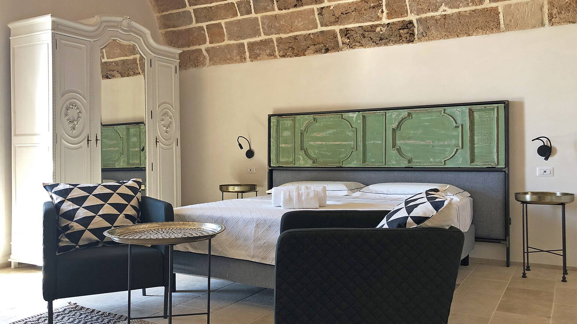 luxury double bedroom, sitting area