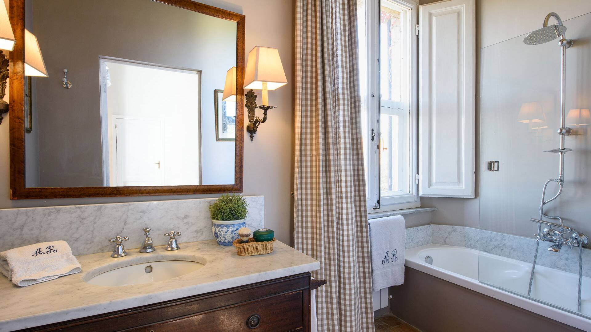 elegant bathroom with bath tub 