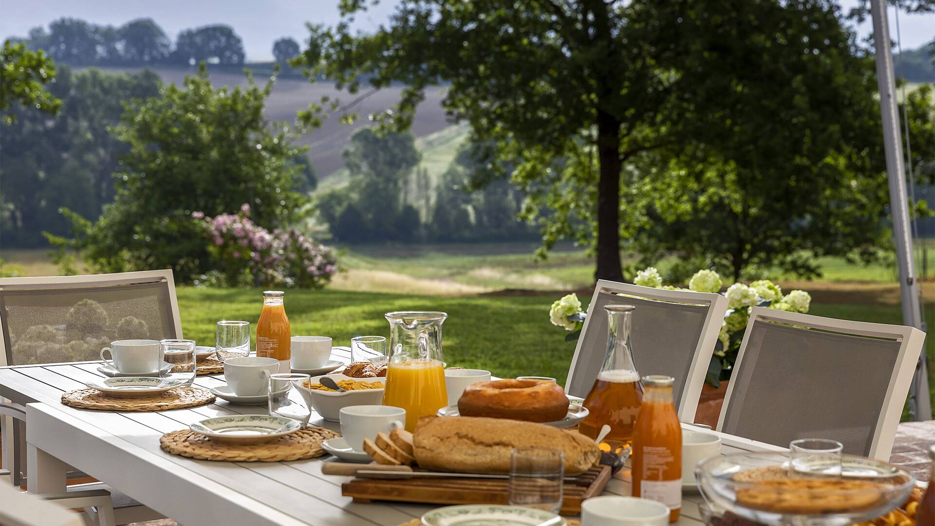 lovely outdoor breakfast