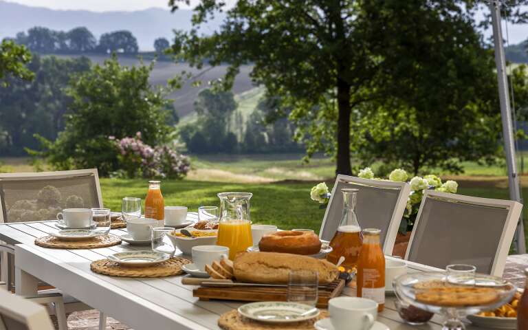 lovely outdoor breakfast