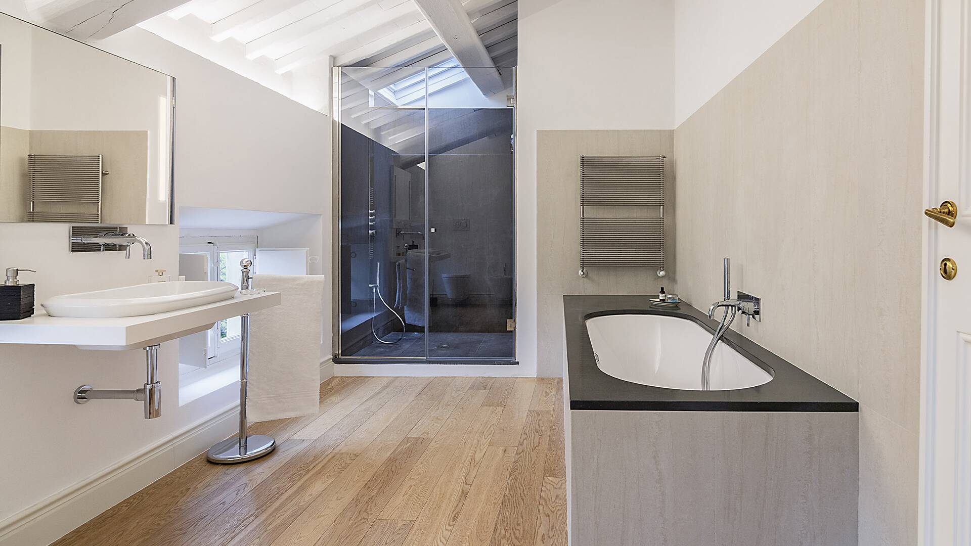en suite bathroom with shower cabin