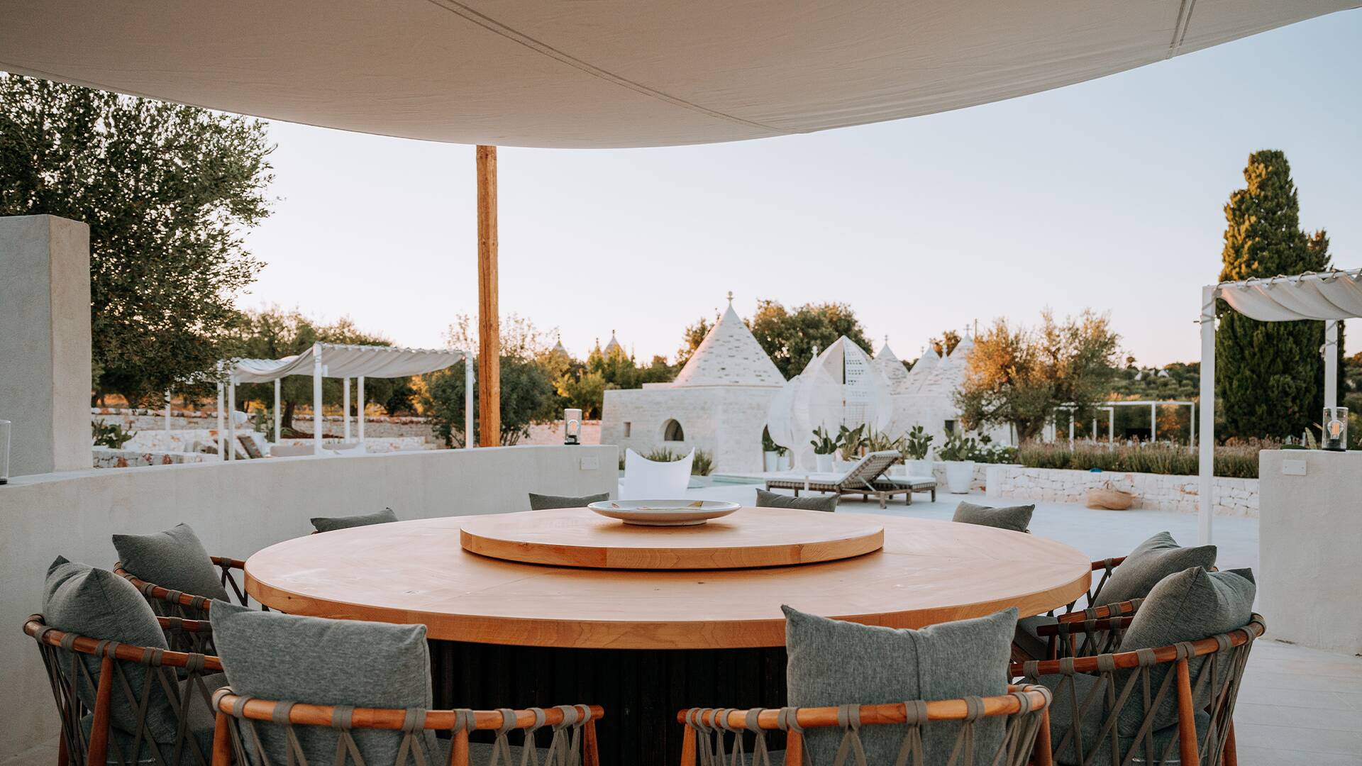 covered alfresco dining area