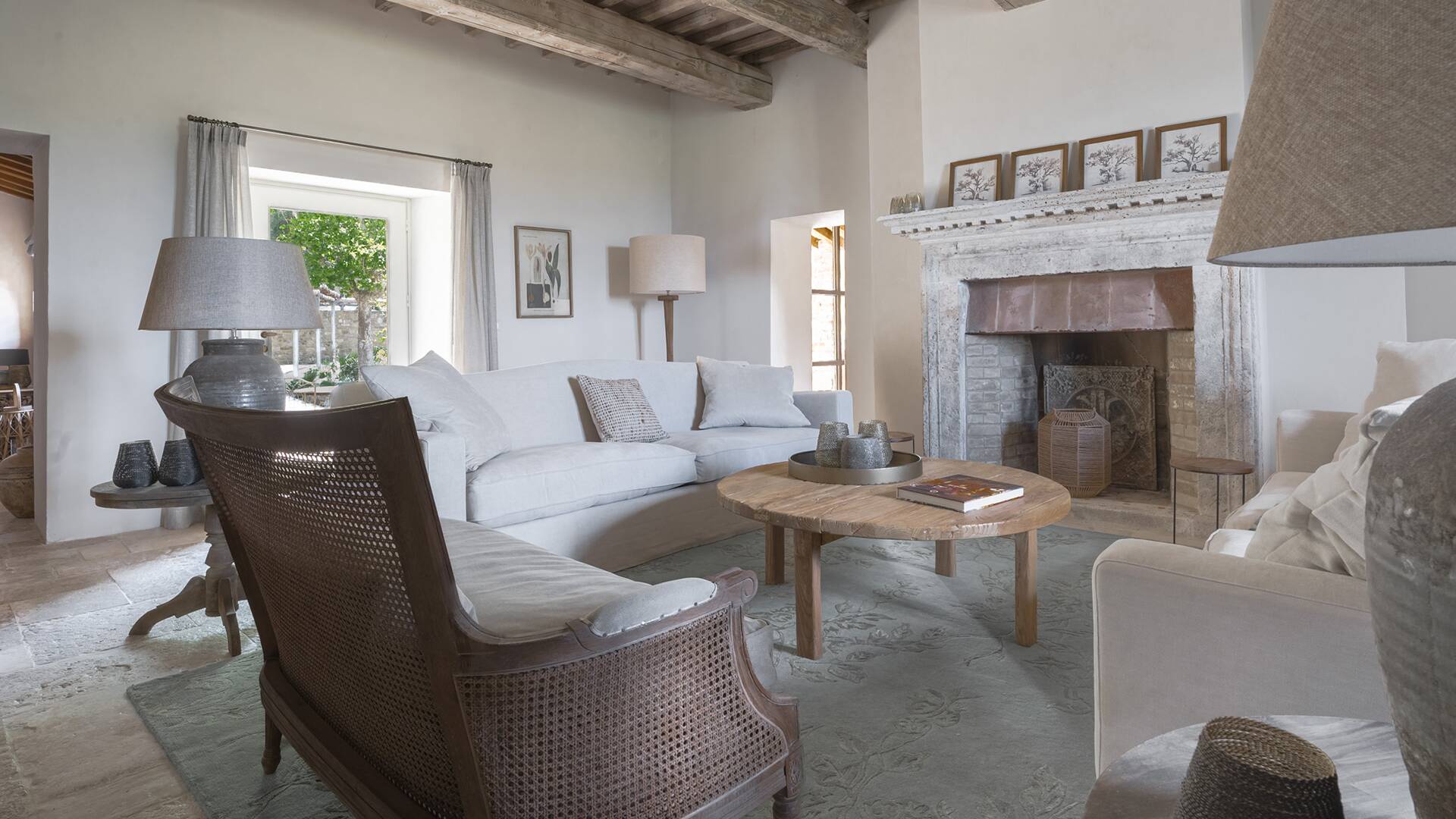 main villa, living room with fireplace