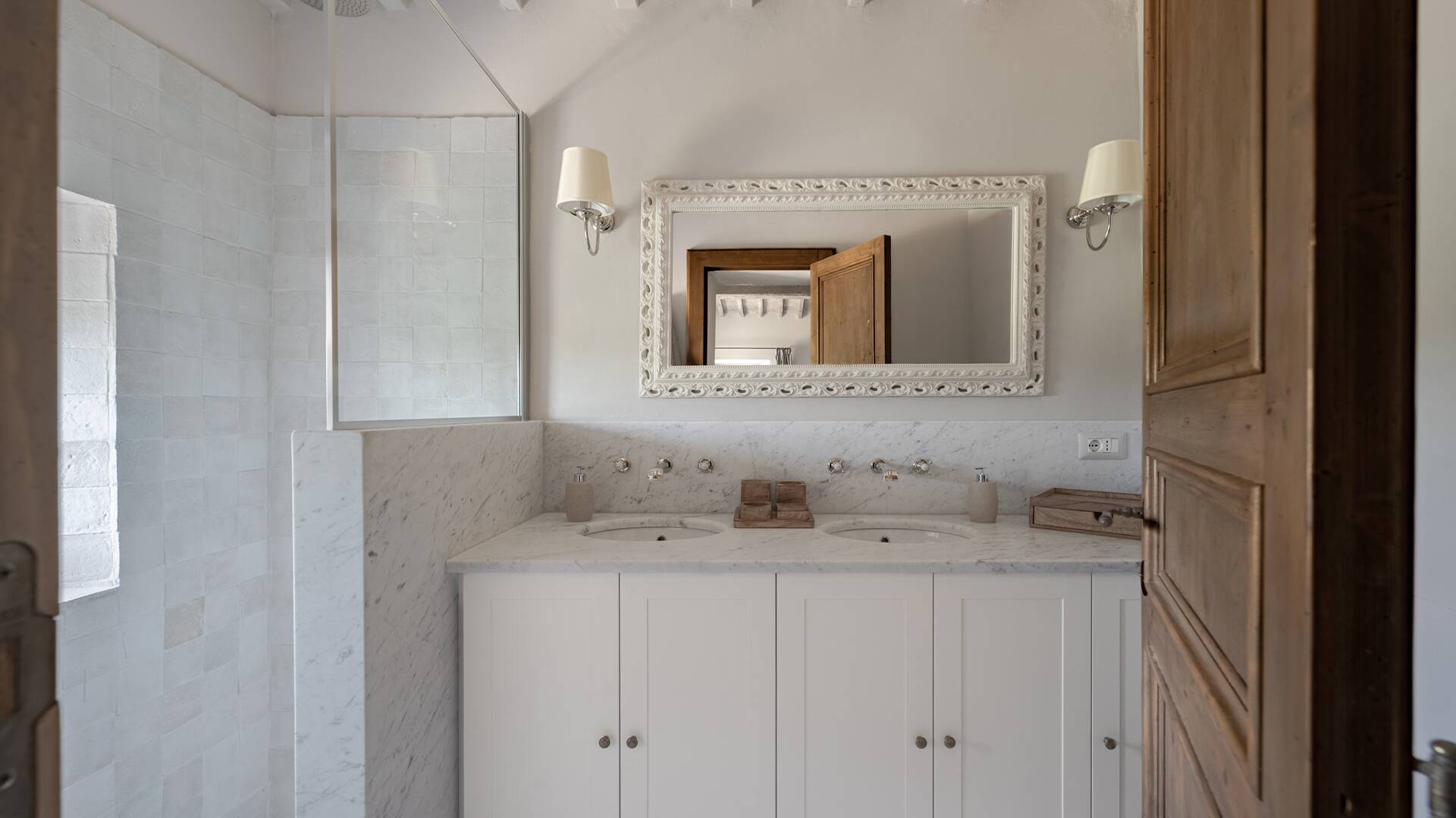 bedroom 2, en suite bathroom with double lavabo