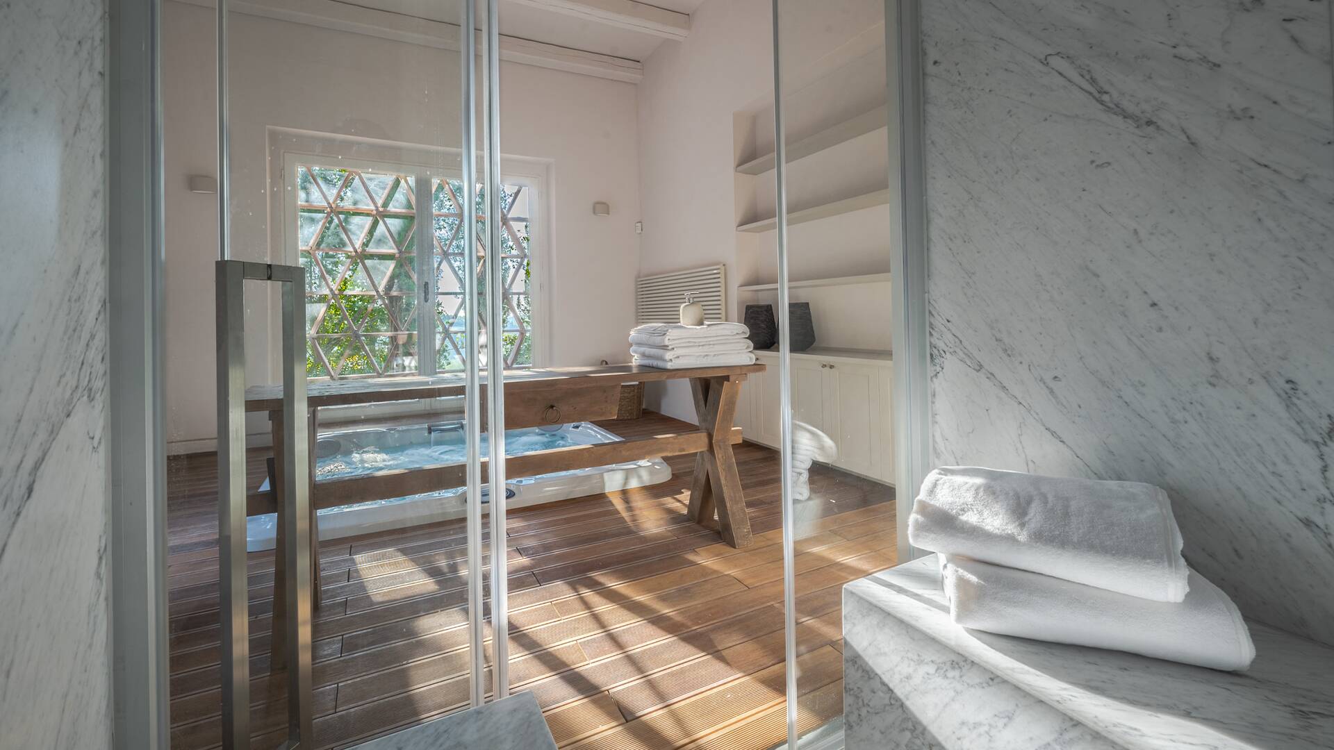 Jacuzzi bathtub and steam room