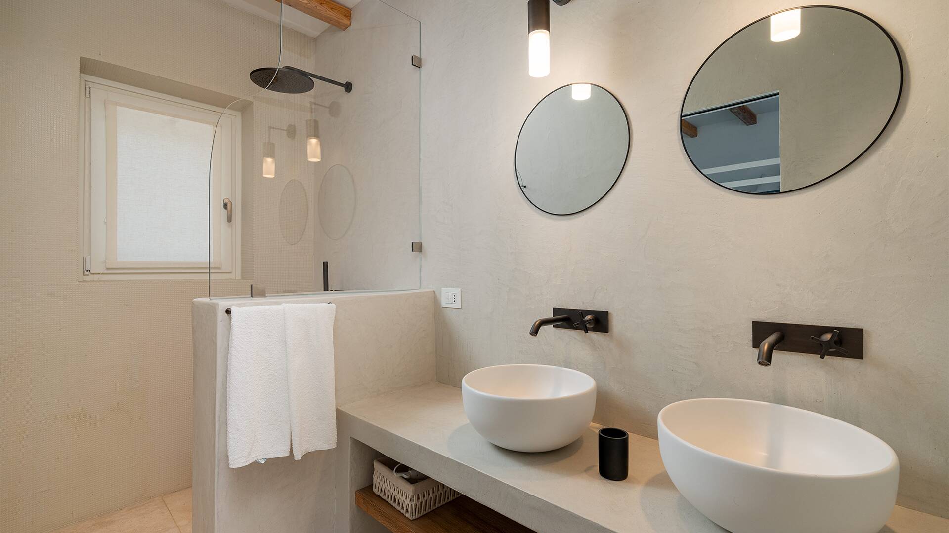 en suite bathroom with double lavabo