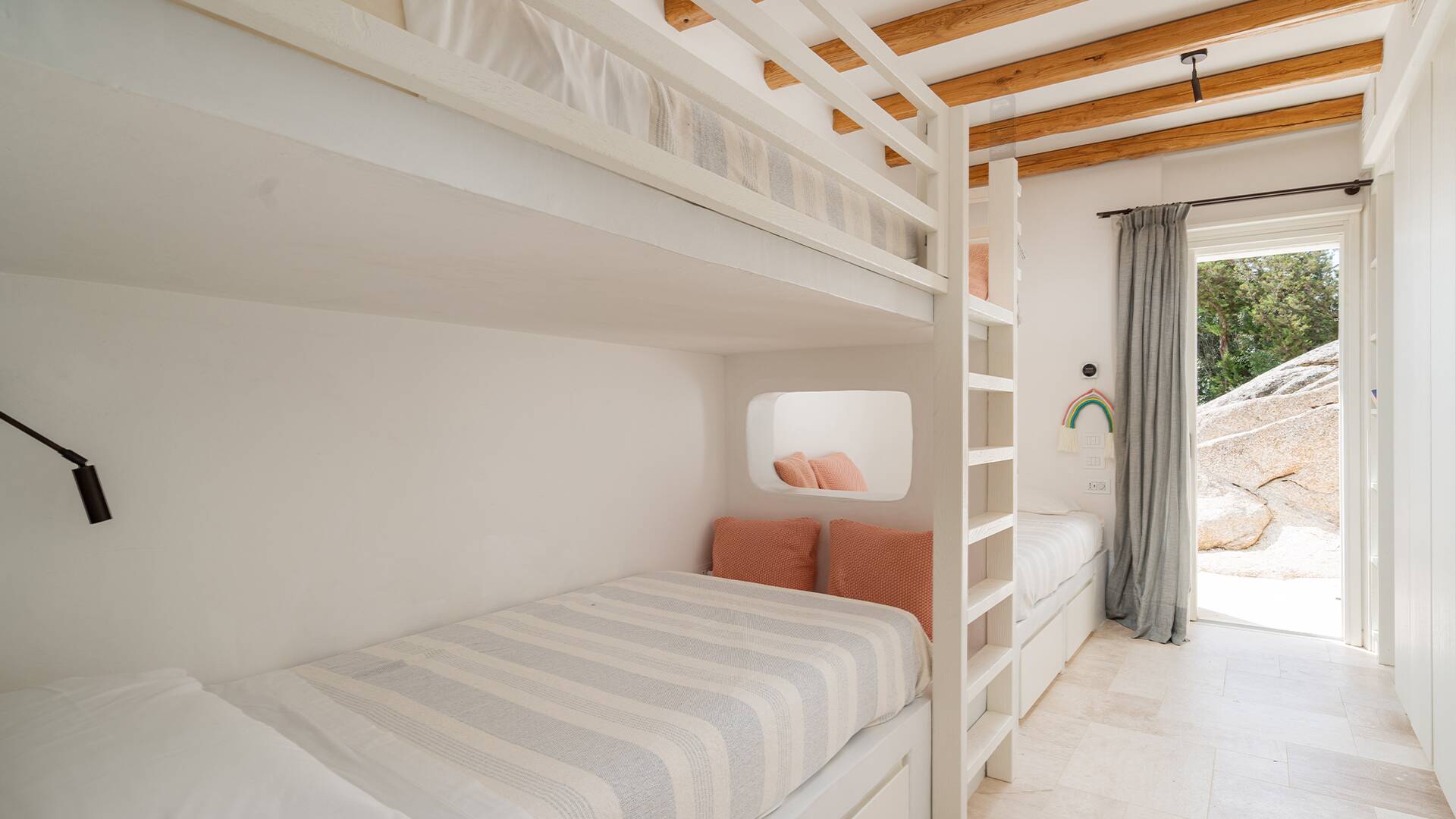 bedroom with bunk beds and 1 single bed