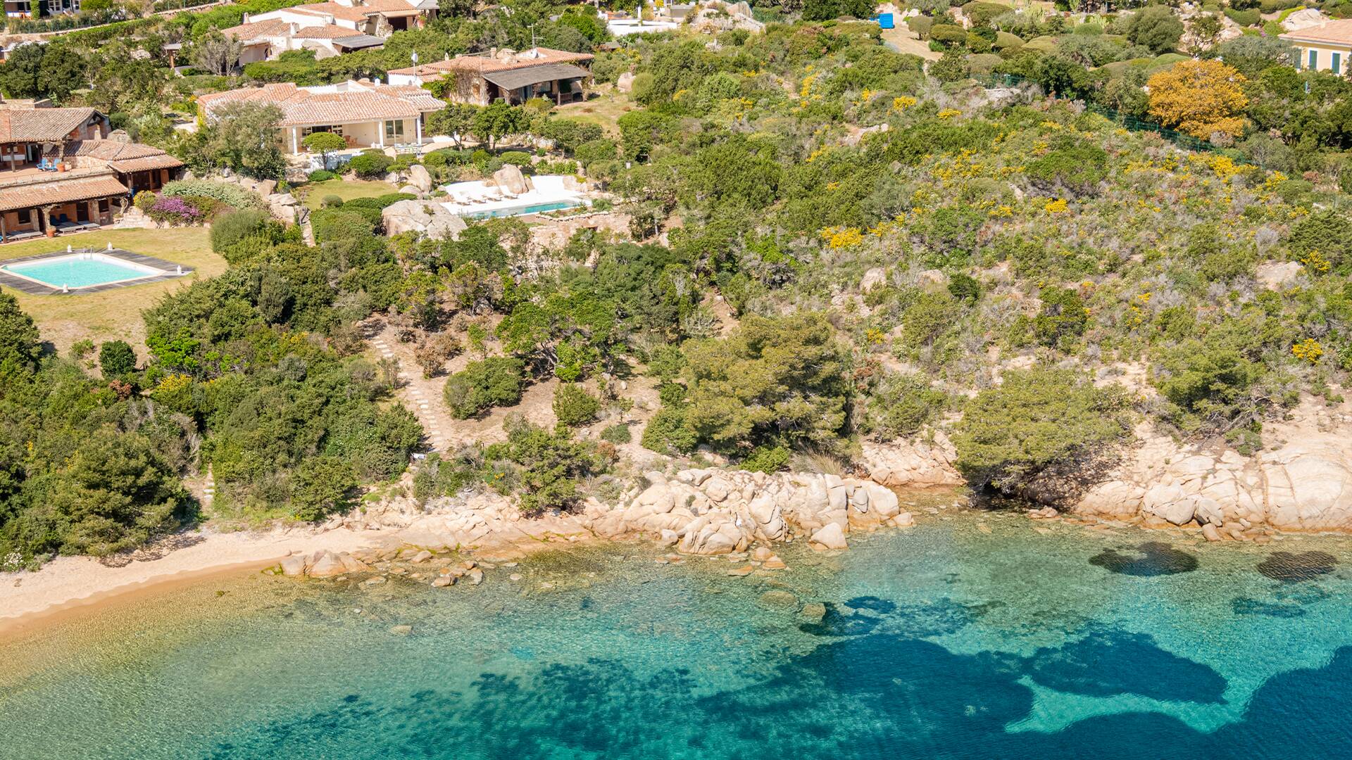 luxury Villa Rocce with direct pathway to sandy beach