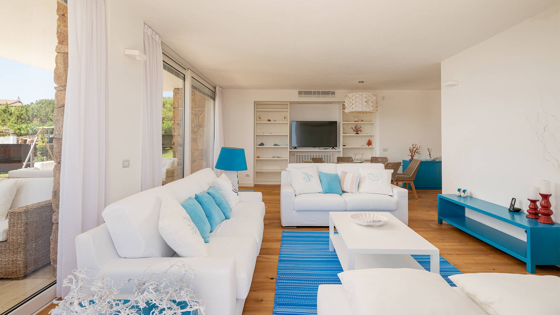 living room with French windows and direct access to pergola