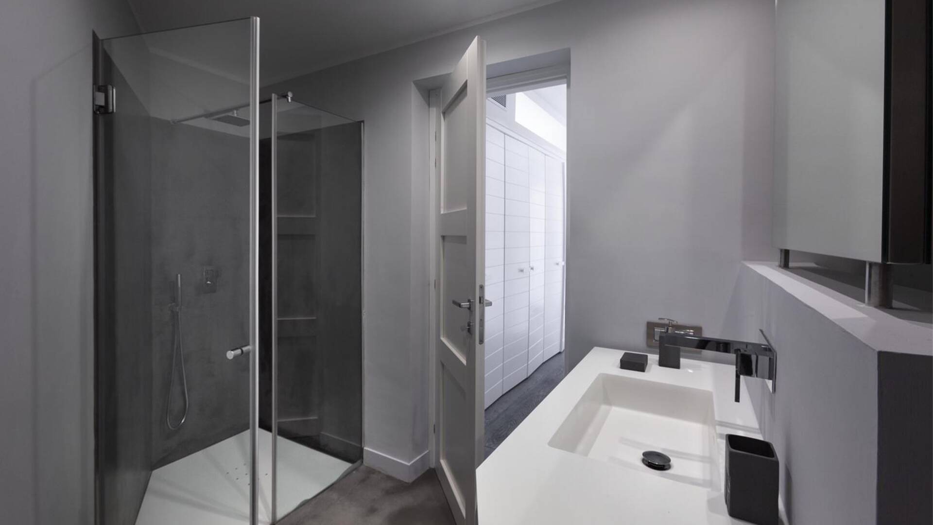 en suite bathroom with shower cabin