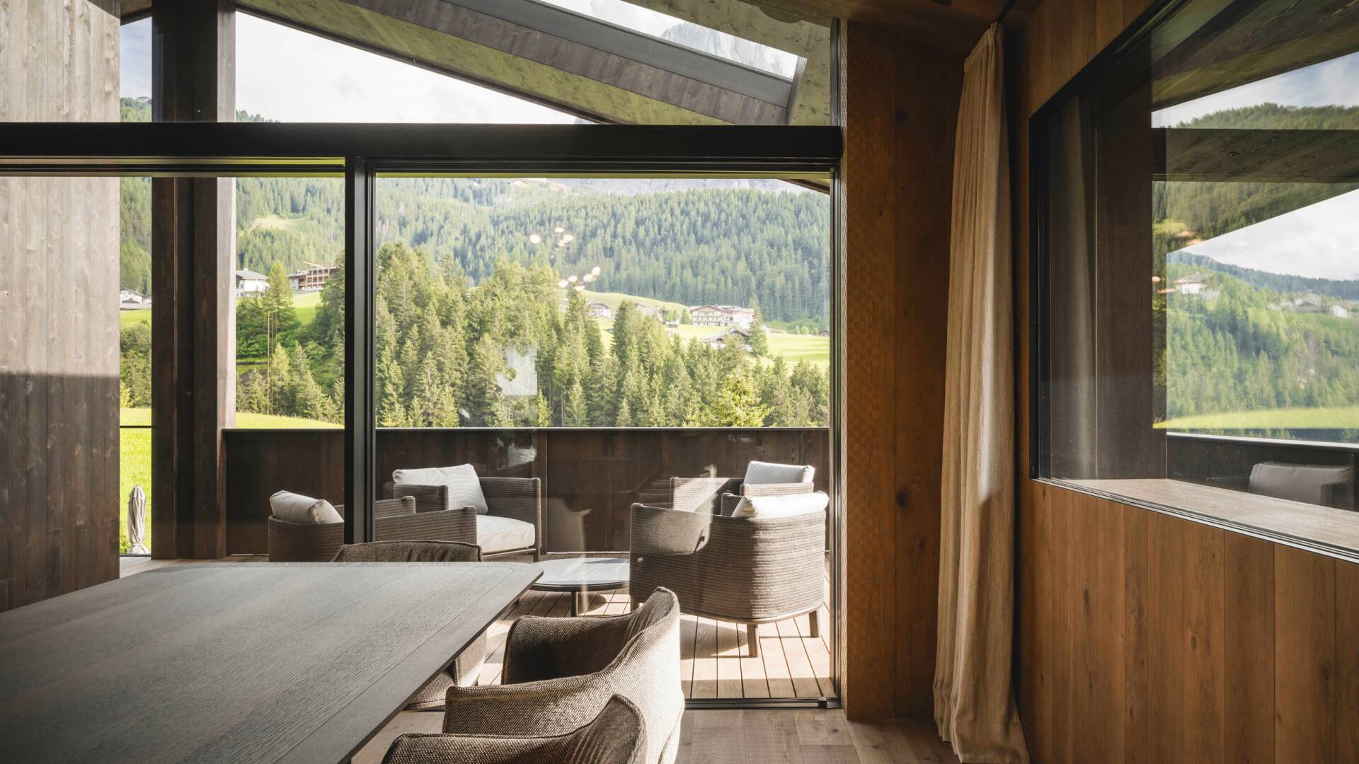 dining area with French windows and direct access to pergola 