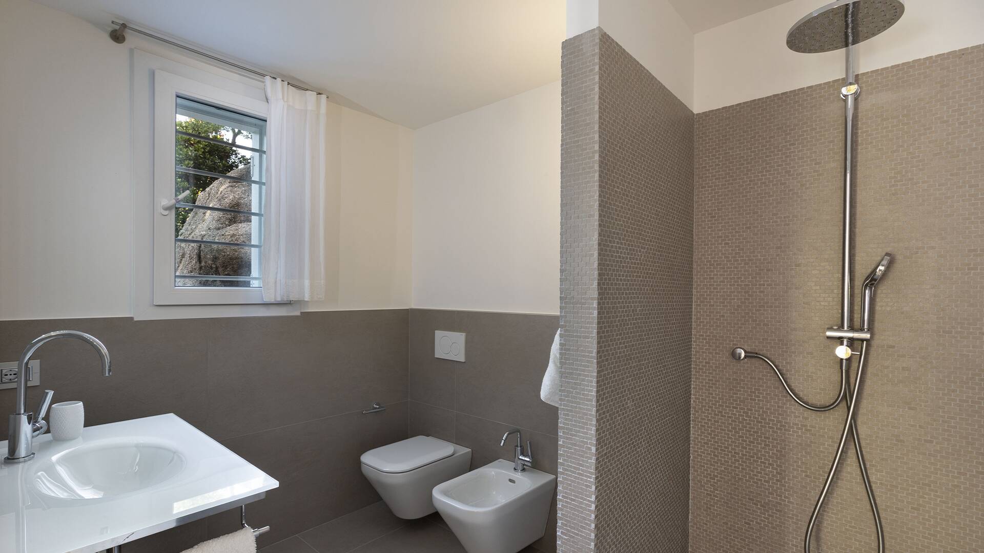 en suite bathroom with walk-in shower