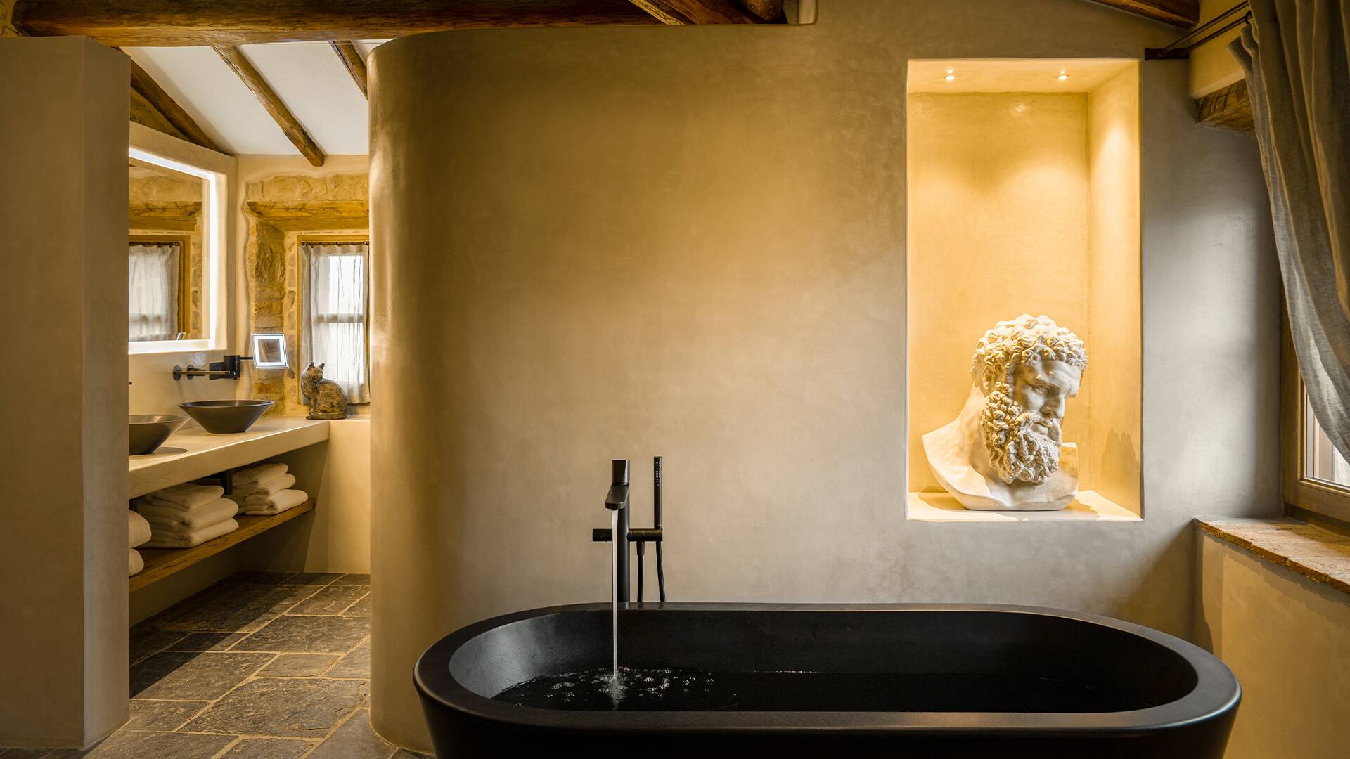 en suite bath tub and elegant décor