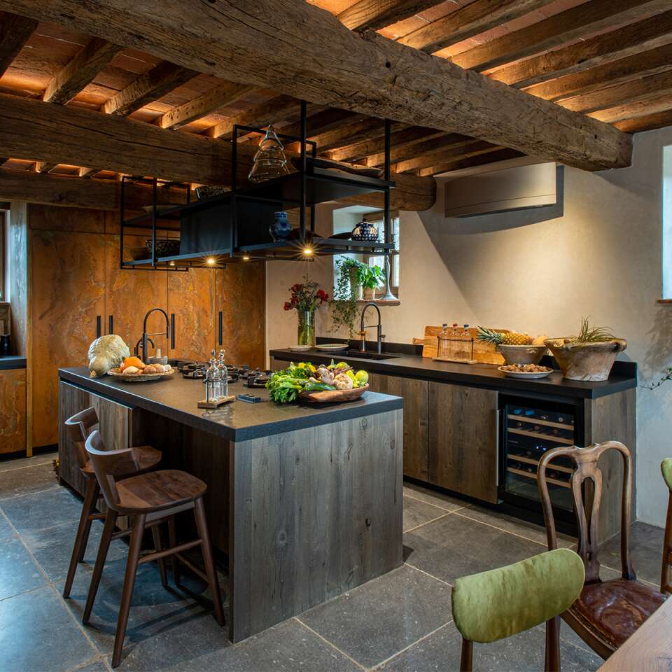 fully-equipped gourmet kitchen 