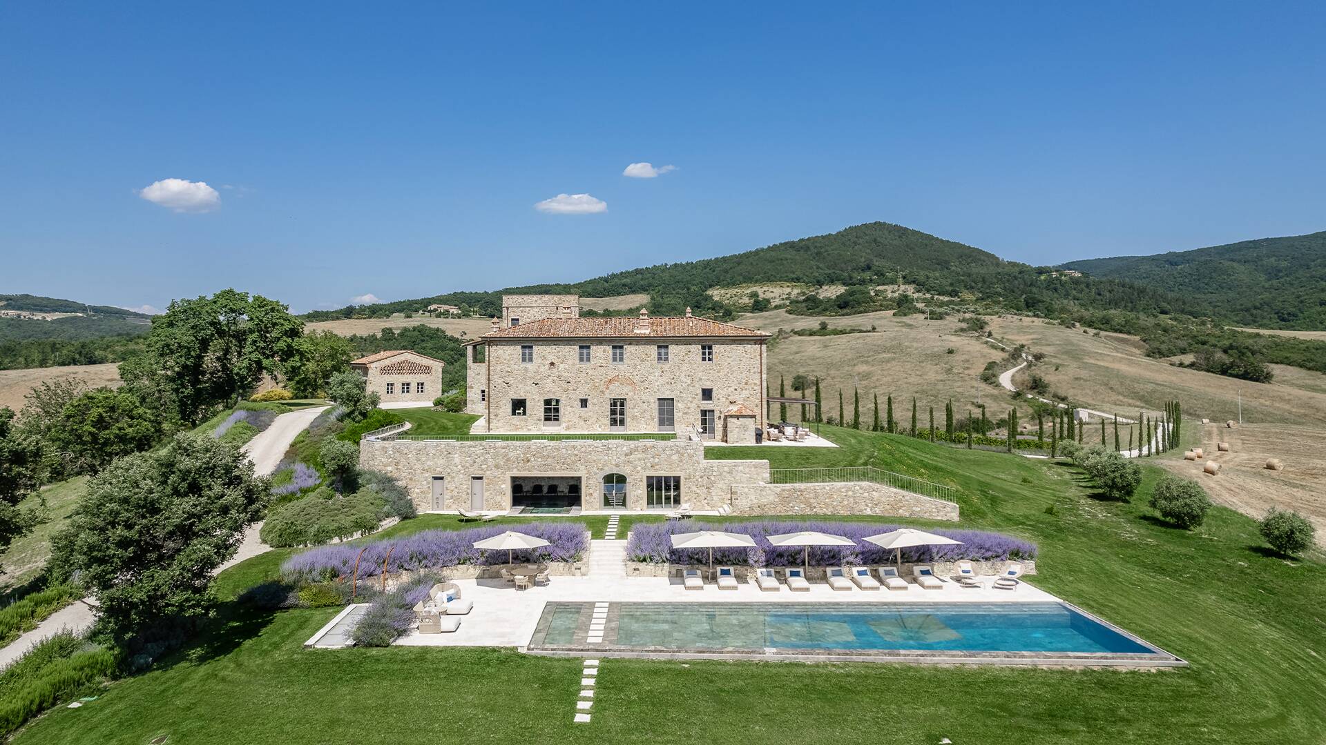 luxury villa Badia for rent in Tuscany