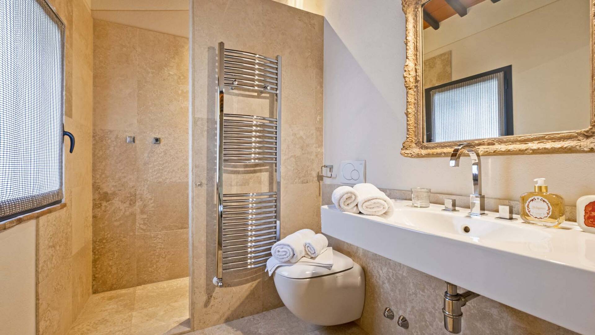 en suite bathroom with walk-in shower