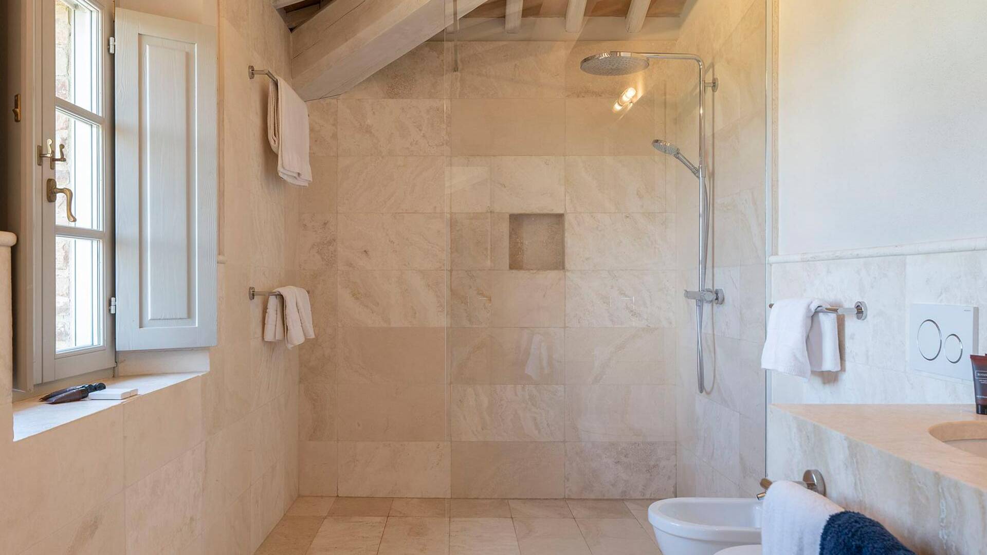 en suite bathroom with walk-in shower