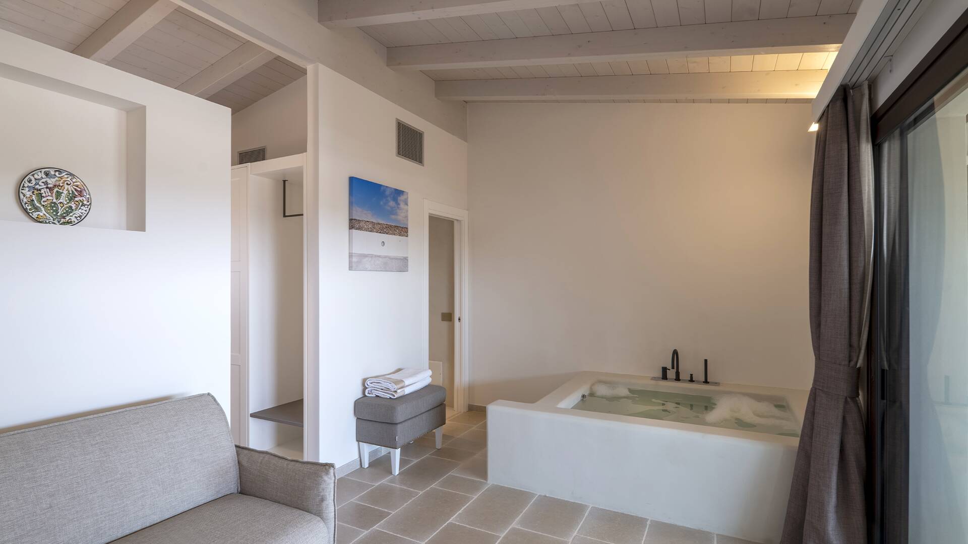 en suite bathtub