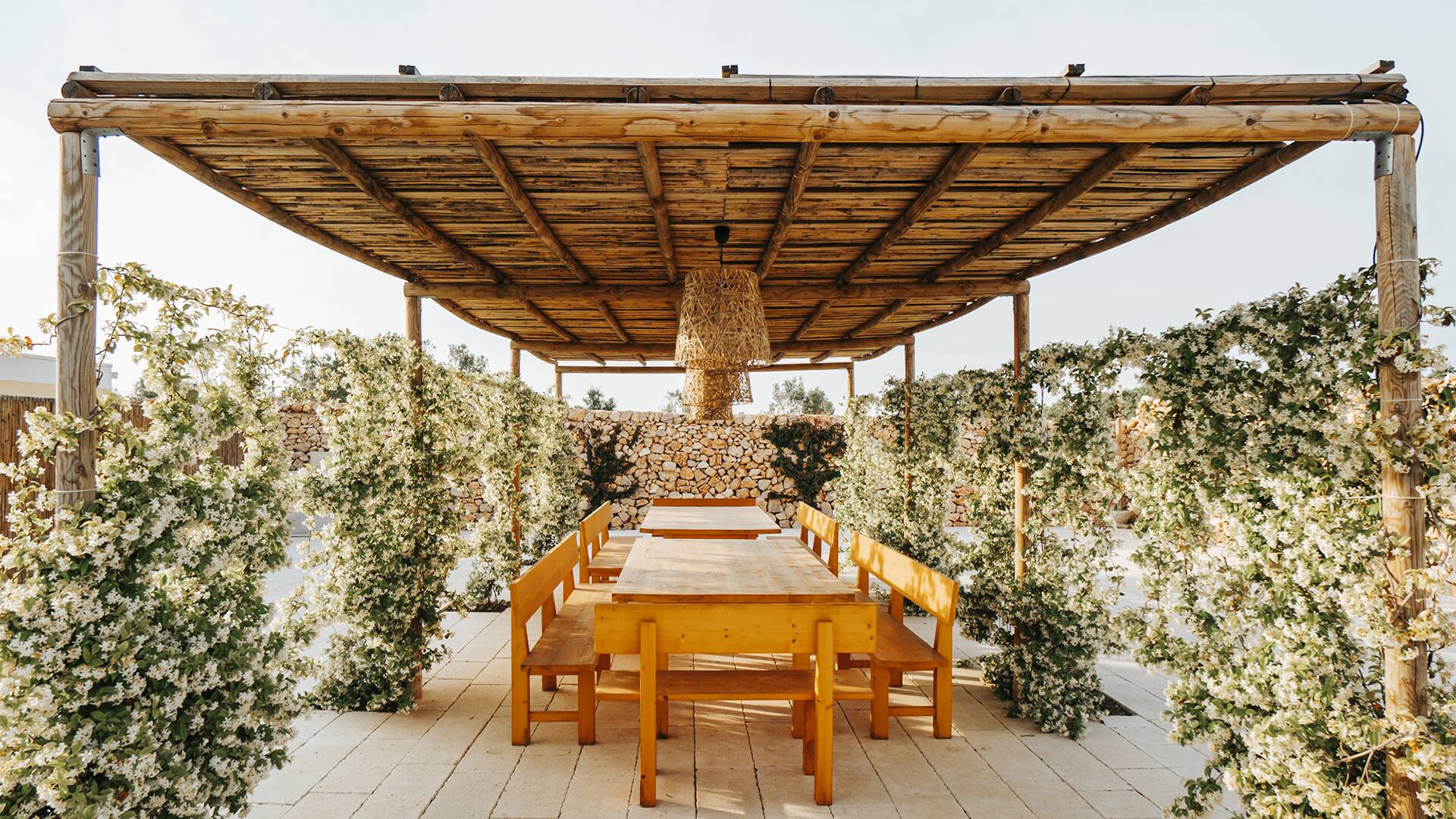 covered alfresco dining area