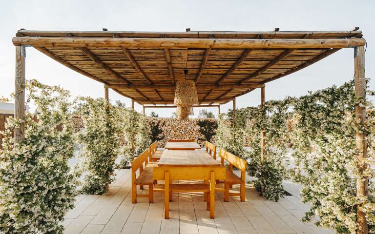 covered alfresco dining area