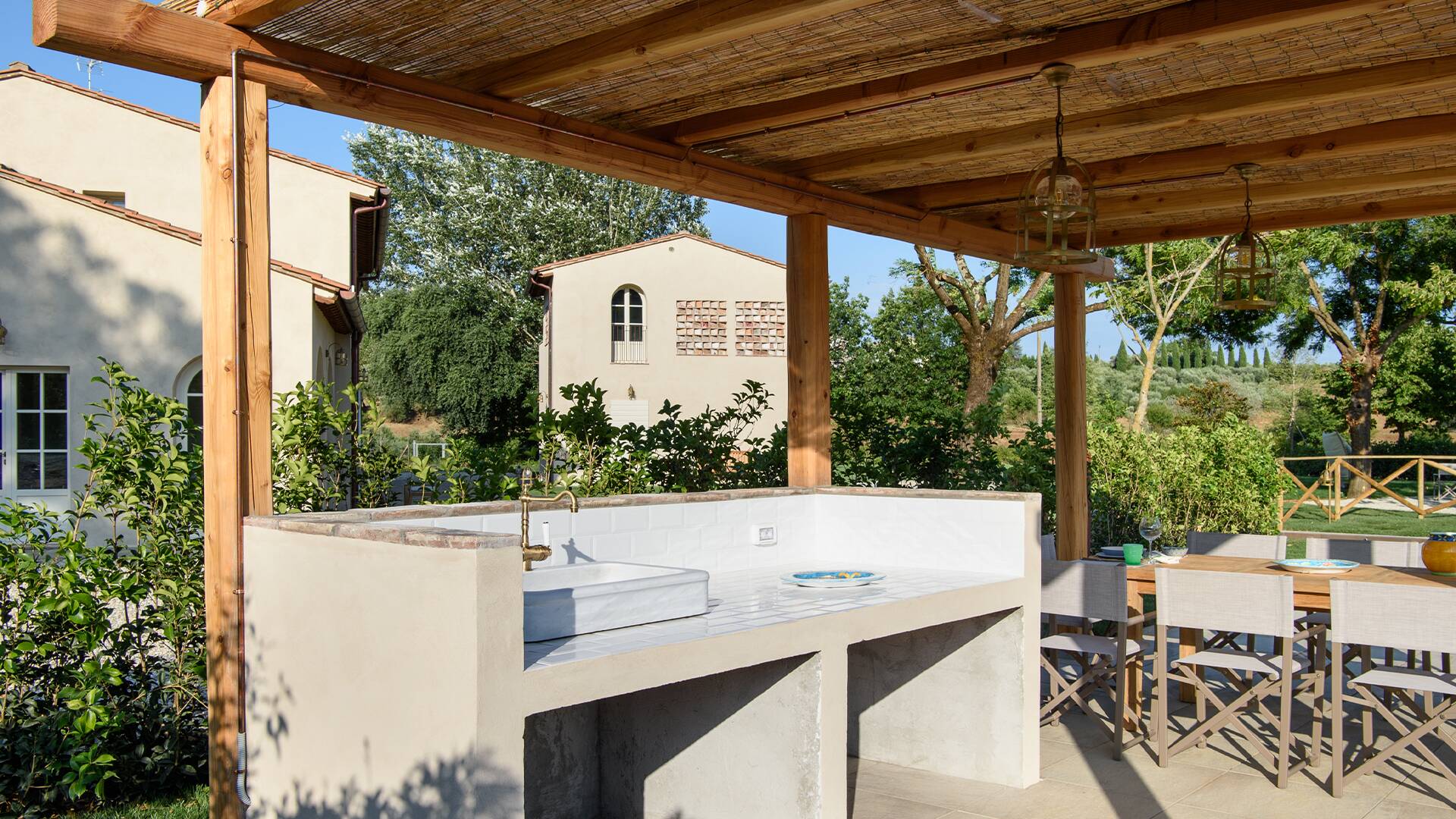 alfresco dining area with lavabo