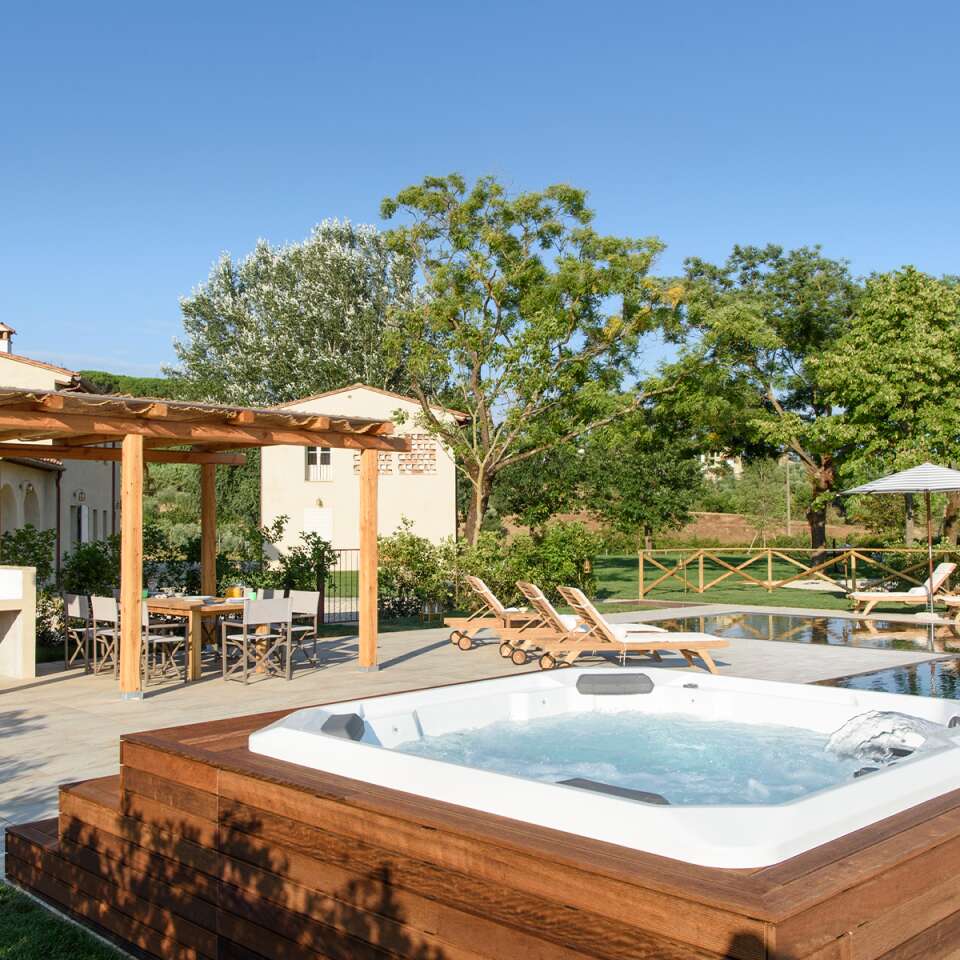 outdoor hydromassage tub