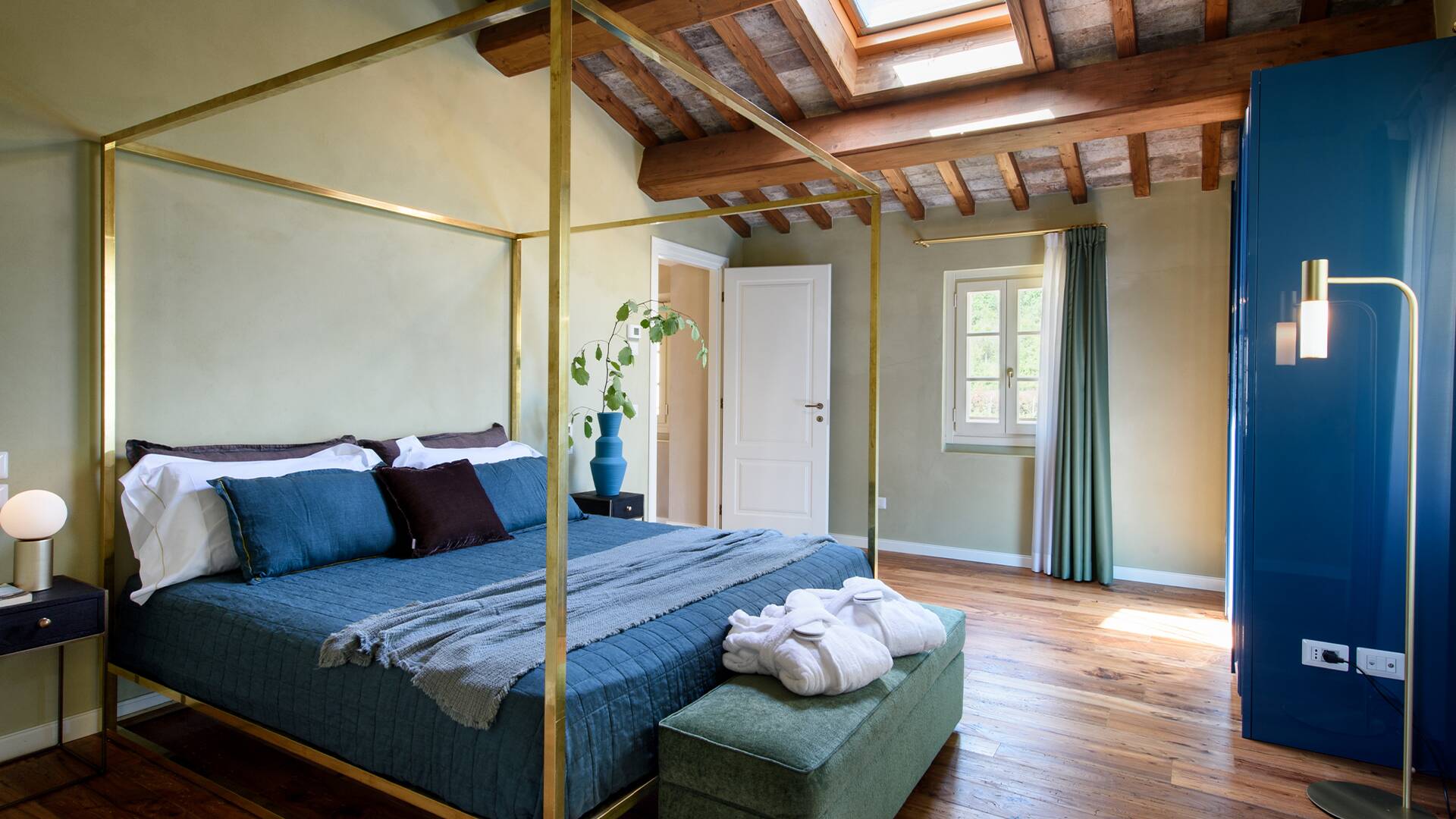 Glicine Suite: canopy bed with en suite bathroom