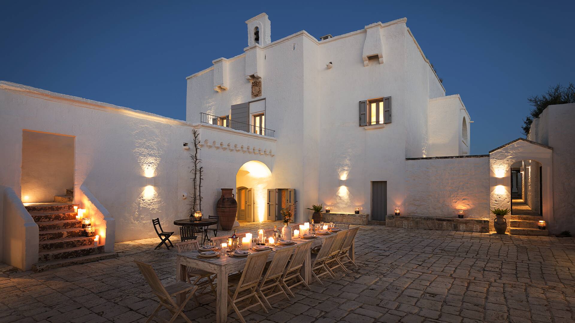 inner court, alfresco dining area