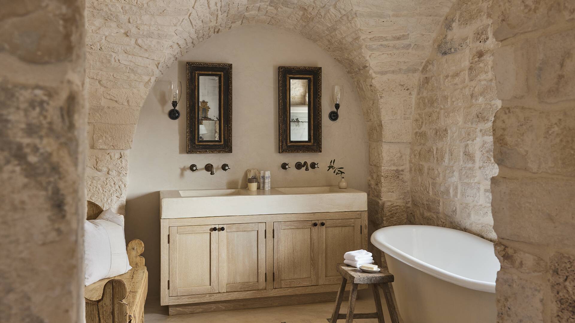 en suite bathroom with double lavabo and bath tub