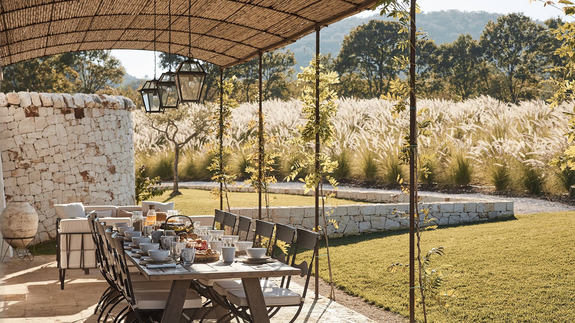 covered alfresco dining area