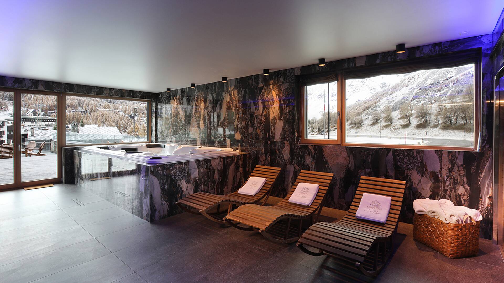 wellness area with indoor Jacuzzi