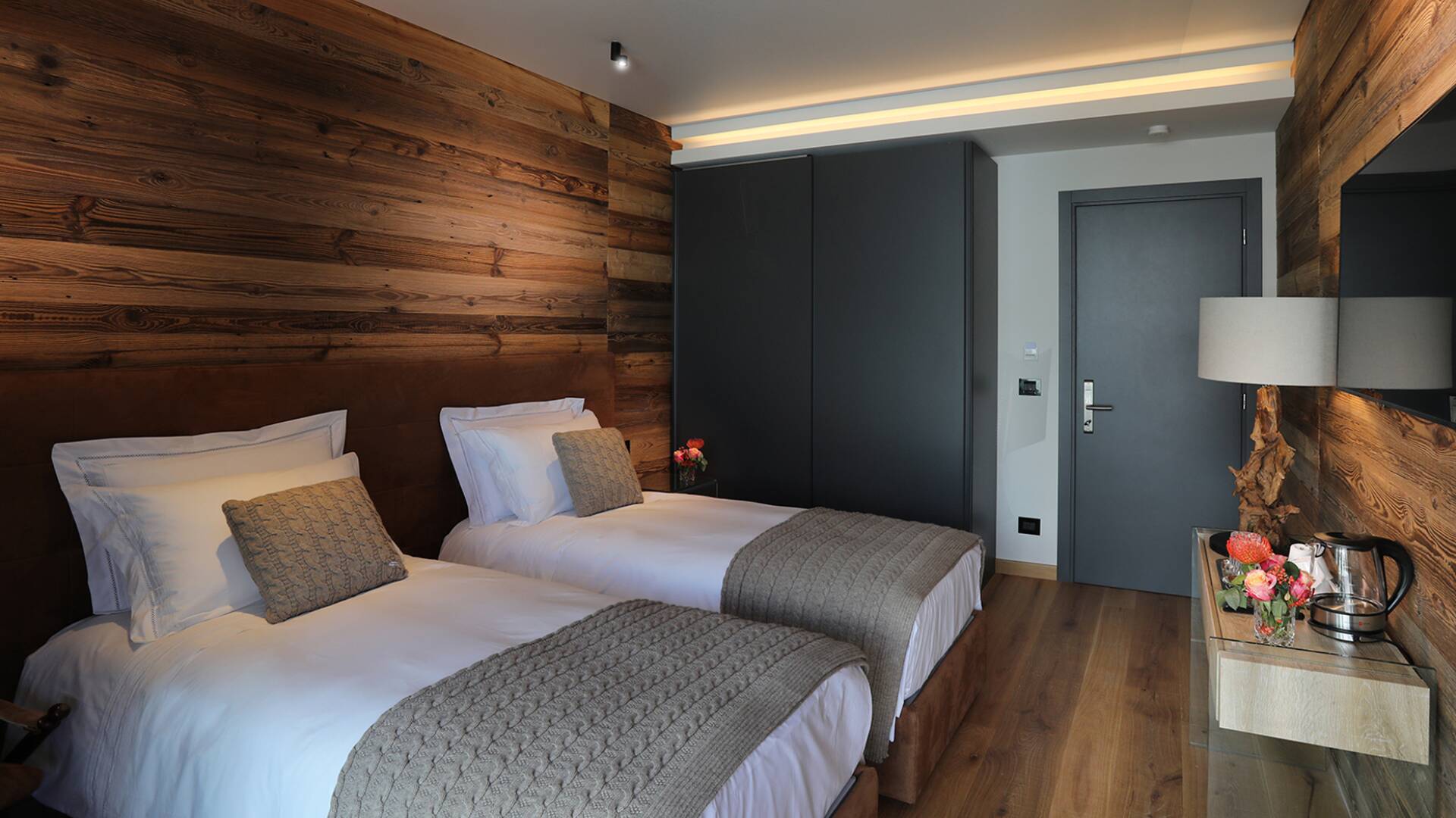 main villa, twin bedroom Corten