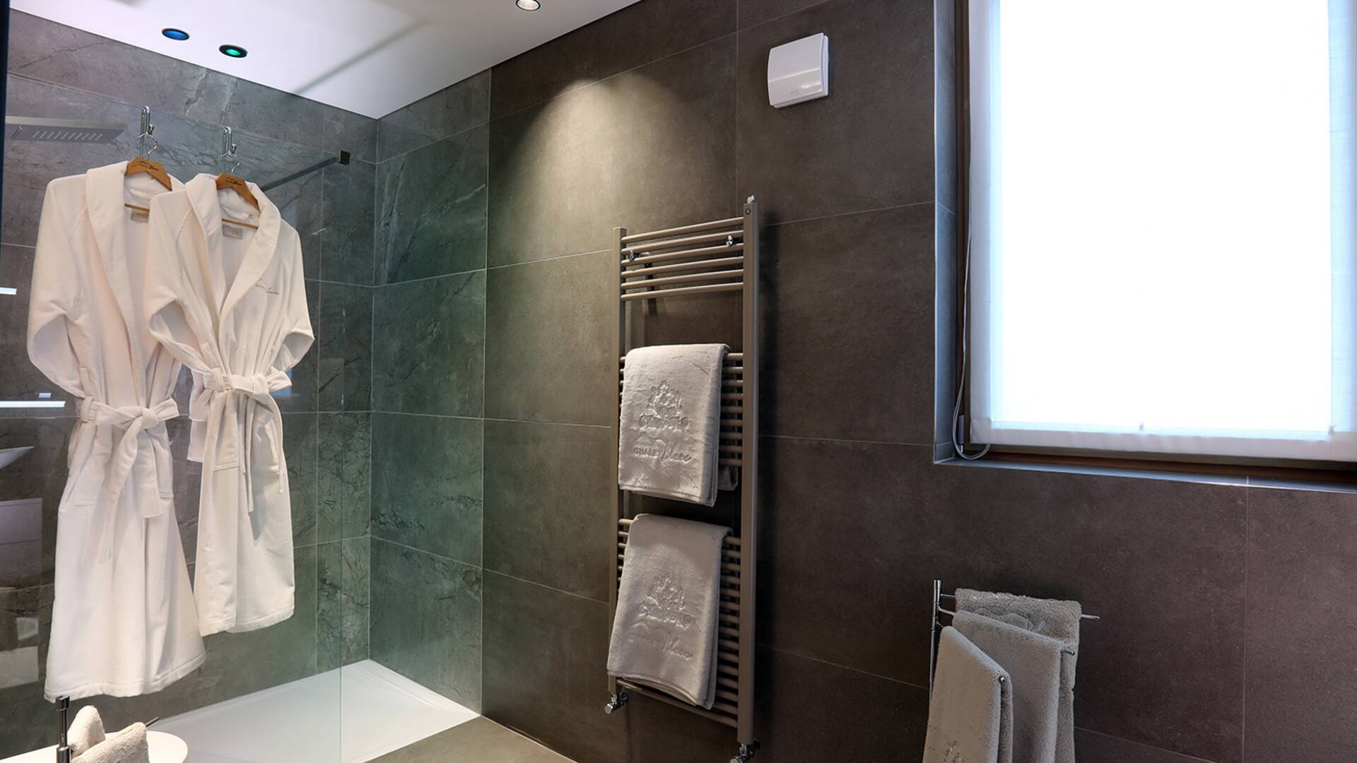 main villa, en suite bathroom Rovere