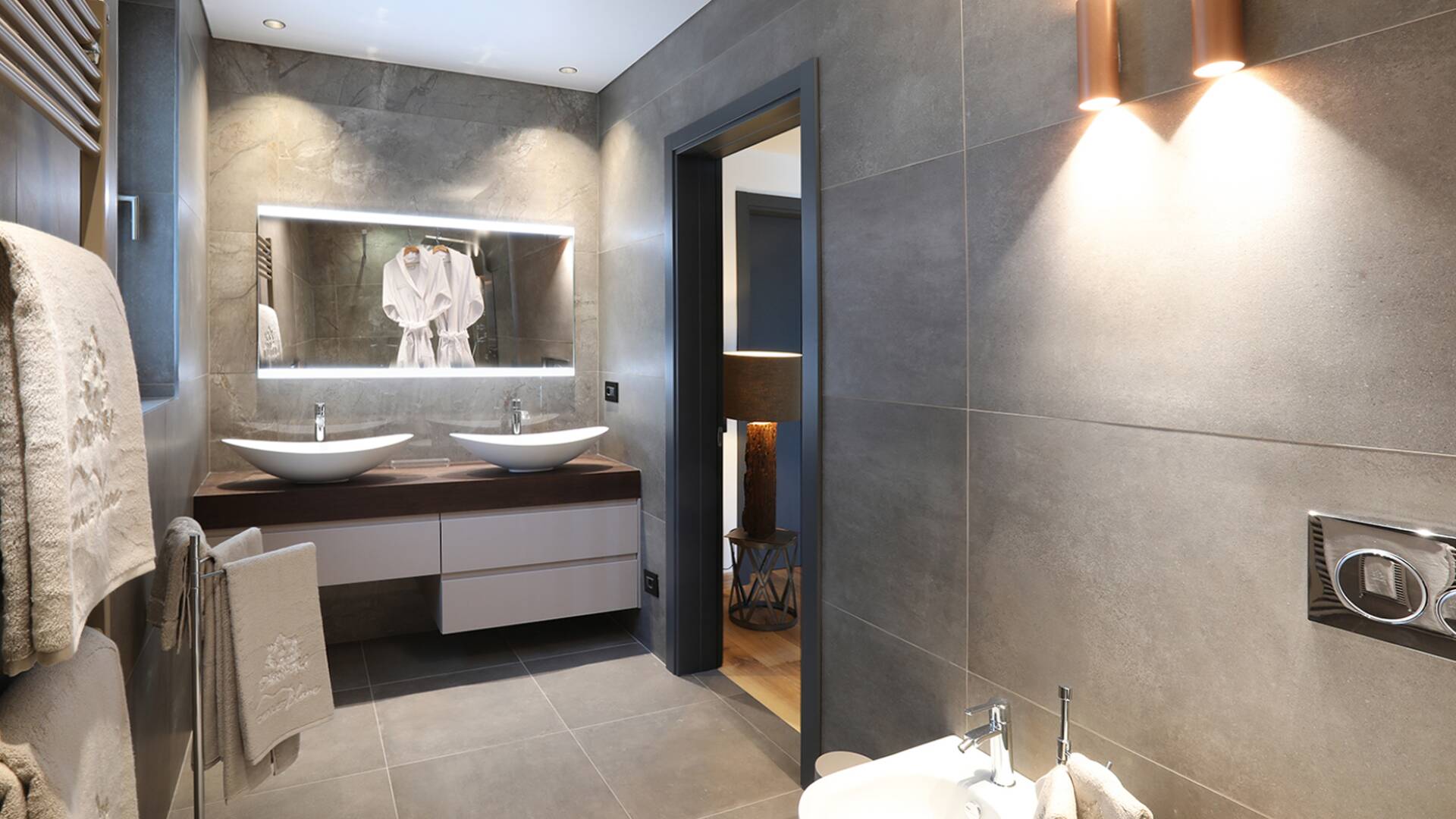 en suite bahtroom with double lavabo