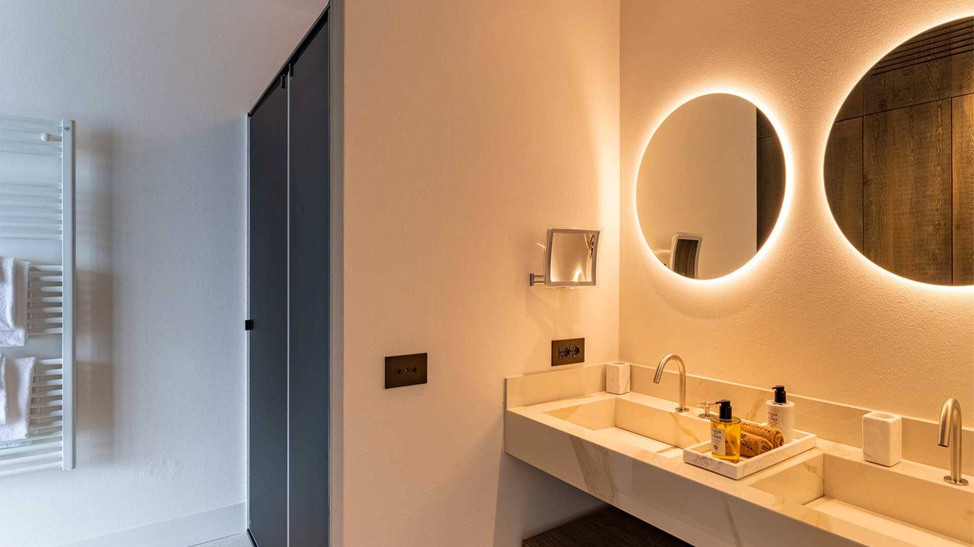en suite bathroom with double lavabo