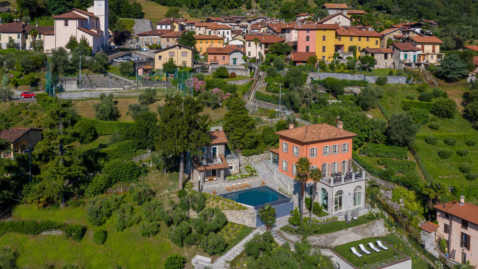 village nearby luxury villa Meringa