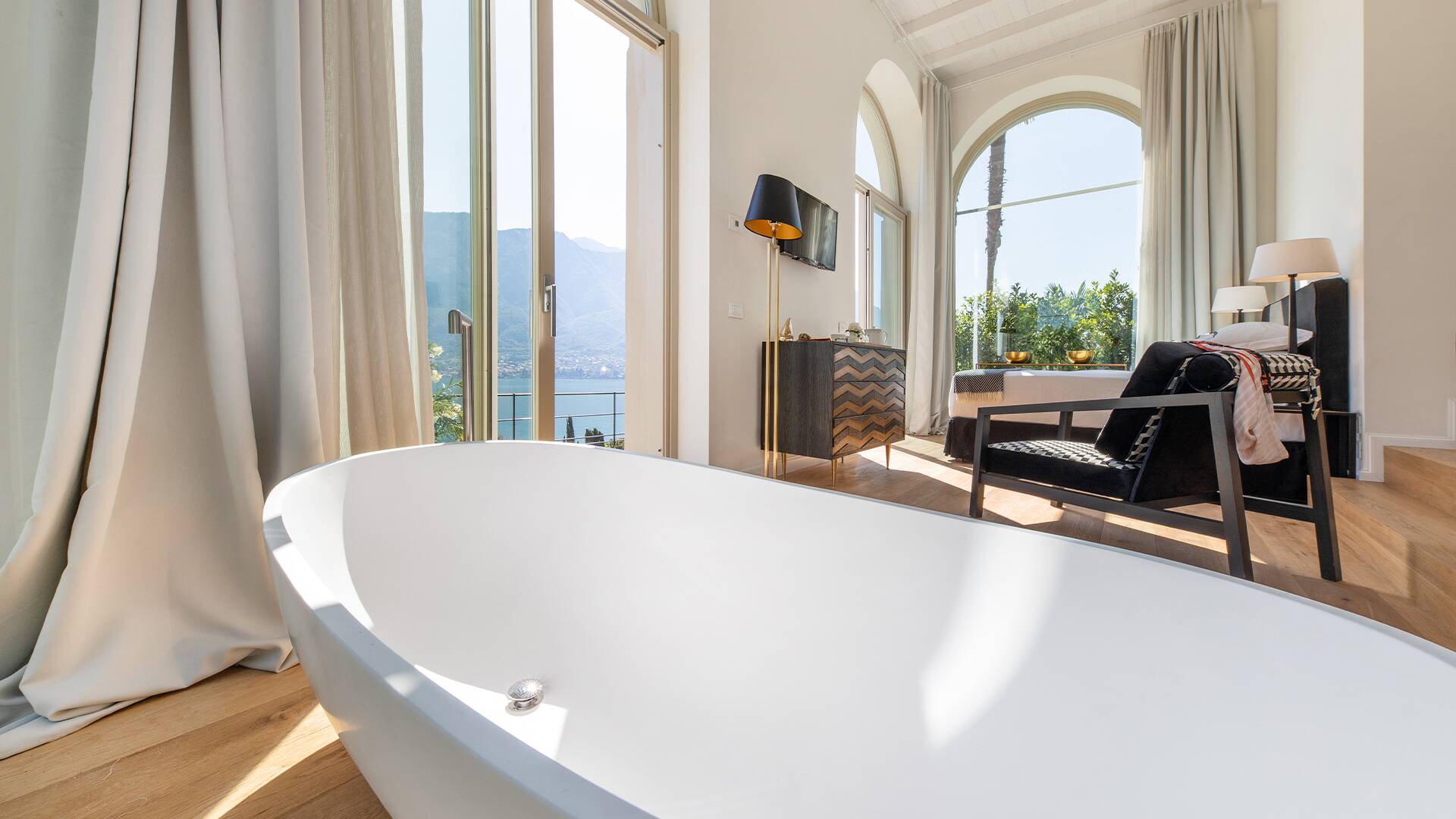 elegant en suite bathtub