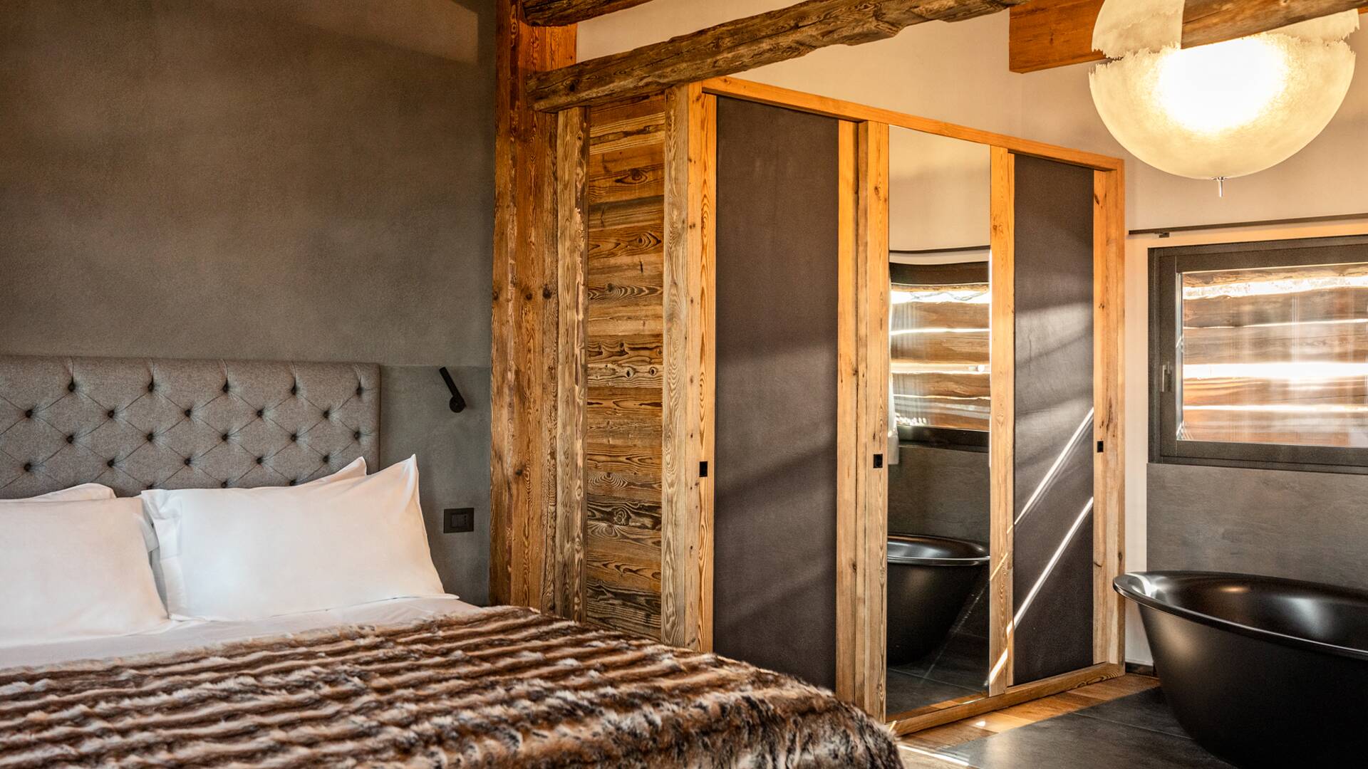 double bedroom with en suite bath tub