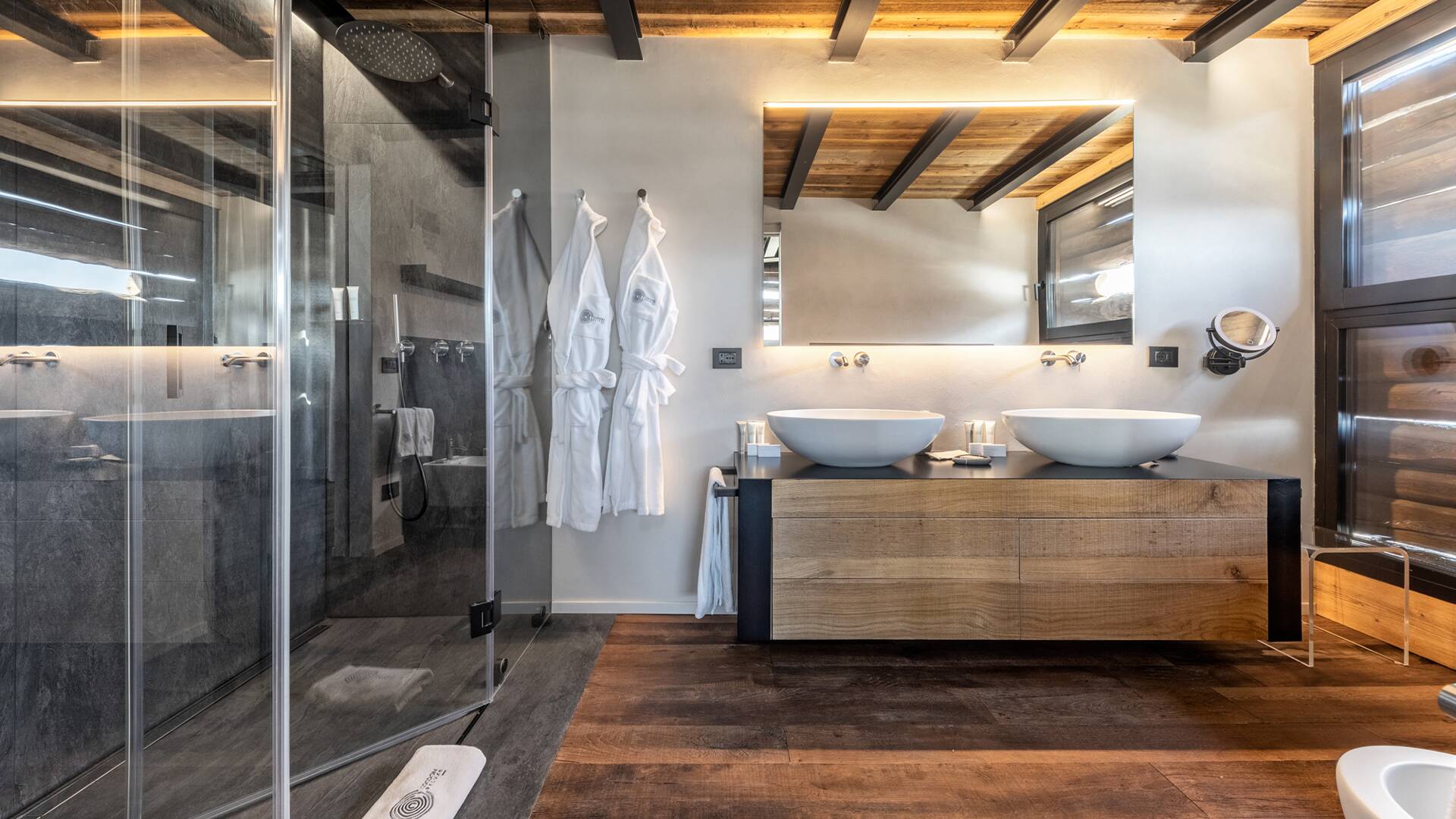 master bedroom, en suite bathroom with double lavabo