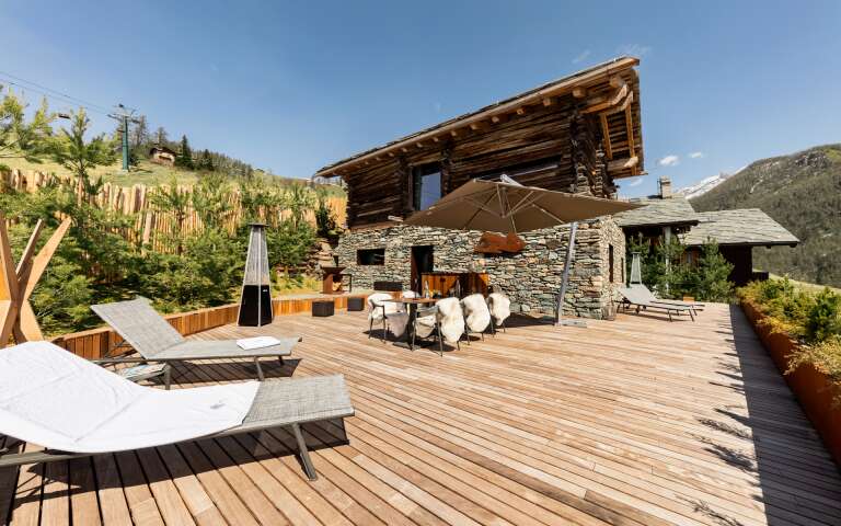 al fresco dining area and stone-made BBQ