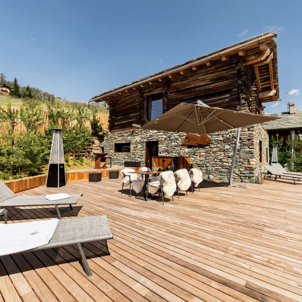 al fresco dining area and stone-made BBQ