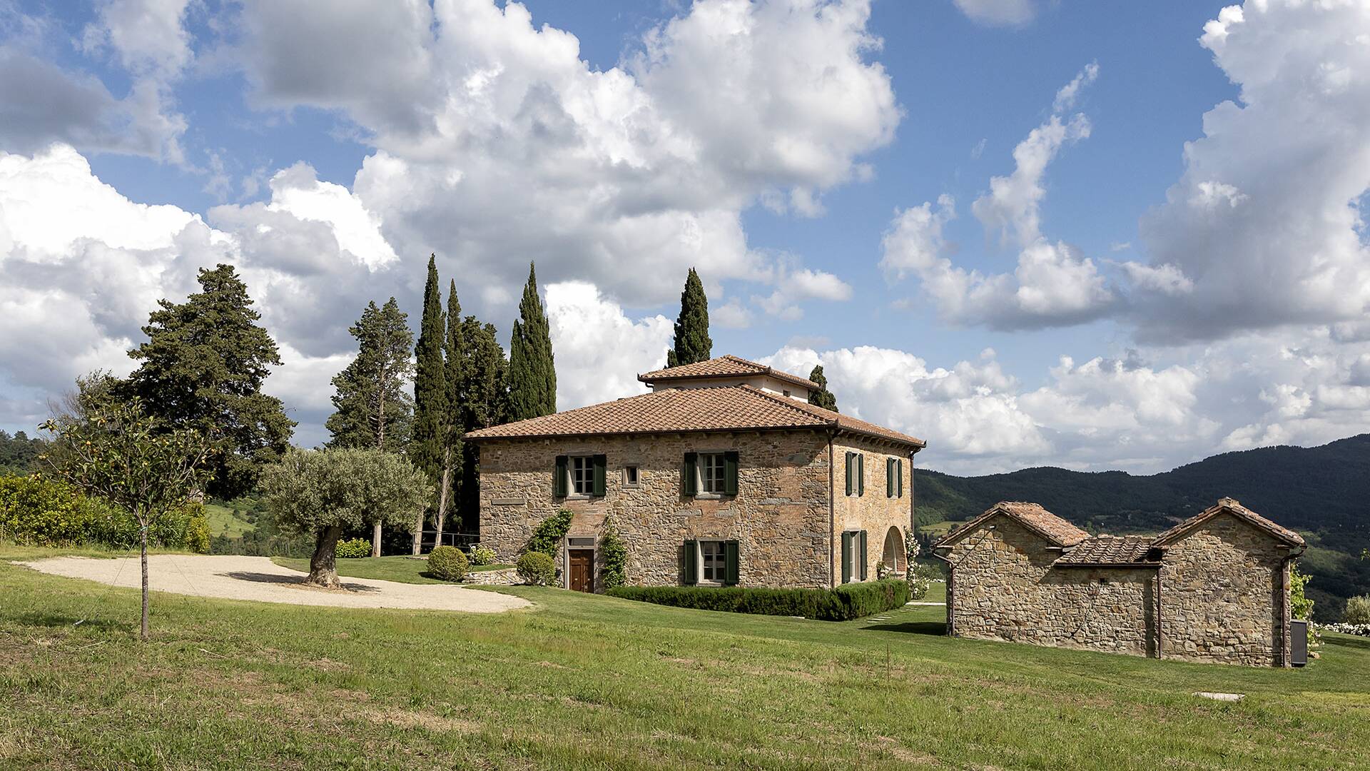 luxury villa Pratolino for weekly rentals near Florence with private pool