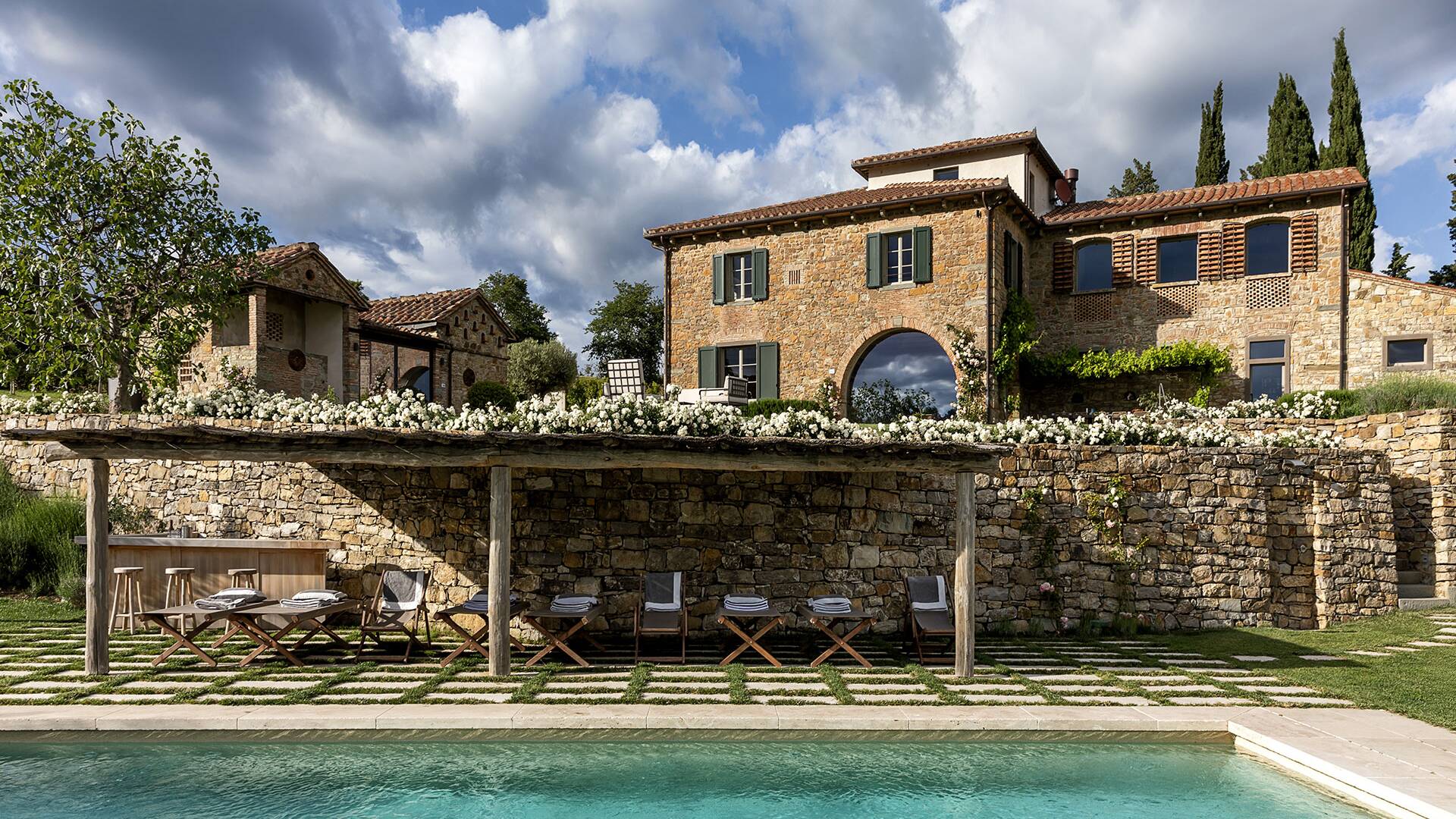 luxury villa Pratolino for weekly rentals near Florence with private pool