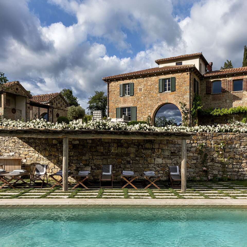 luxury villa Pratolino for weekly rentals near Florence with private pool