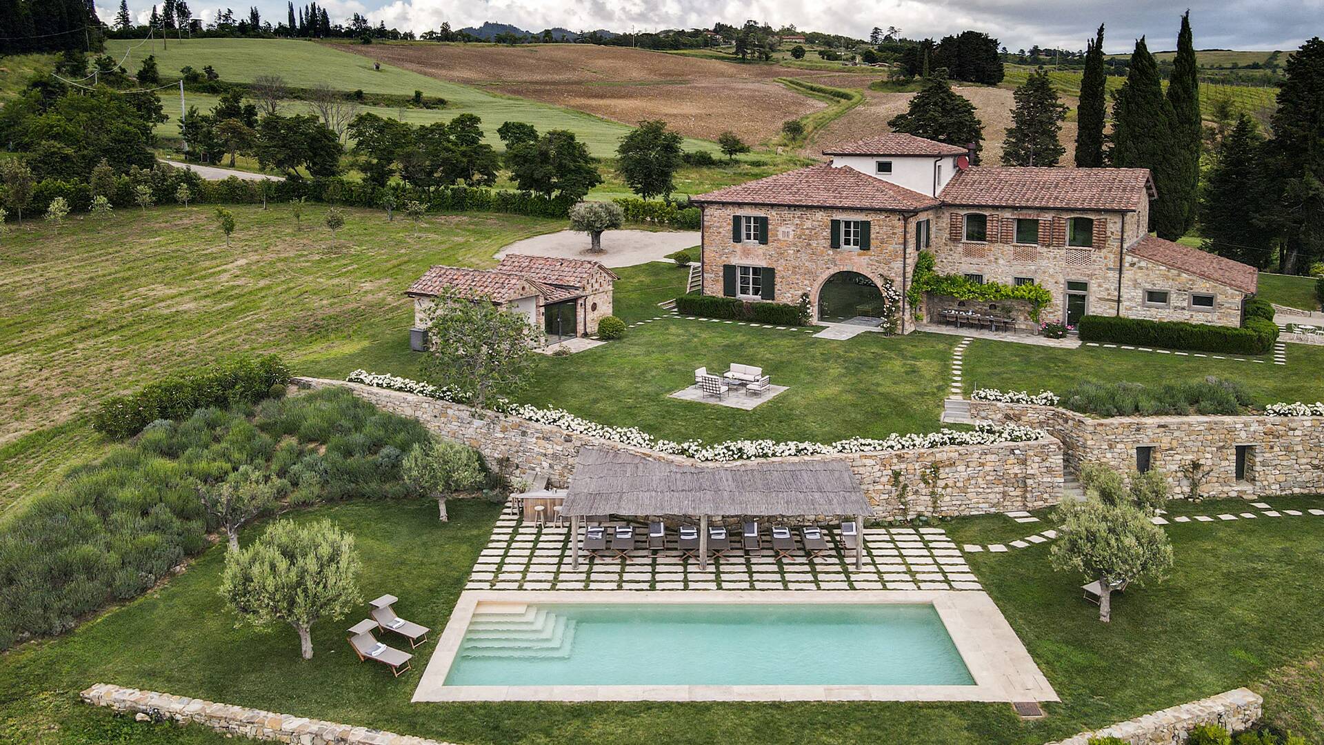 luxury villa Pratolino for weekly rentals near Florence with private pool