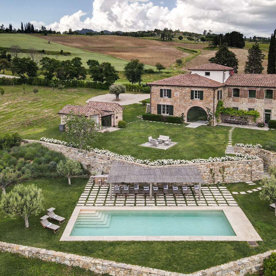 luxury villa Pratolino for weekly rentals near Florence with private pool